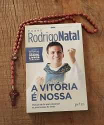 Livro A Vitória É Nossa ( Padre Rodrigo) + Terço Em Madeira São Miguel Arcanjo